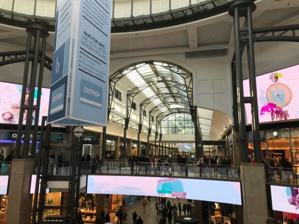 Das Centro Oberhausen mit über 250 Einzelhandelsgeschäften auf zwei Ebenen bietet ein einzigartiges Shopping-Erlebnis in NRW.