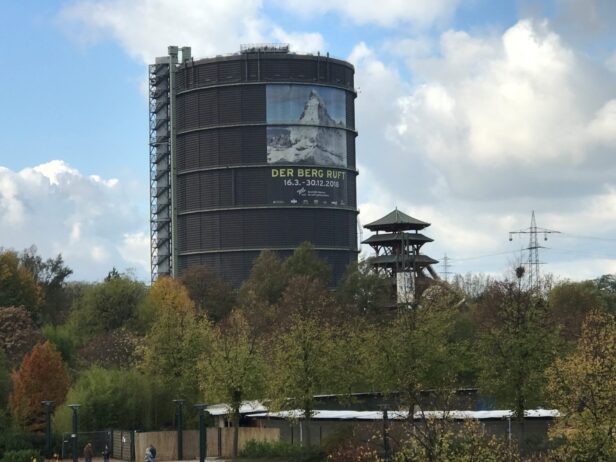 Wo früher Gas gelagert wurde, fährt heute ein Panoramaaufzug: Tolle Ausblicke aus 117 Metern Höhe und faszinierende Ausstellungen begeistern im Gasometer Oberhausen in sichtweite zum Centro Oberhausen.