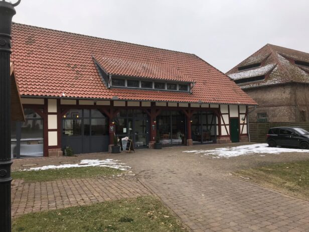 Außenansicht Holz-Ofen-Café auf dem Gelände der Brotmuseums Ebergötzen.