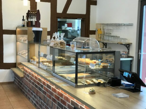 Frisches Brot und Kuchen im Holz-Ofen-Café auf dem Gelände der Brotmuseums Ebergötzen.
