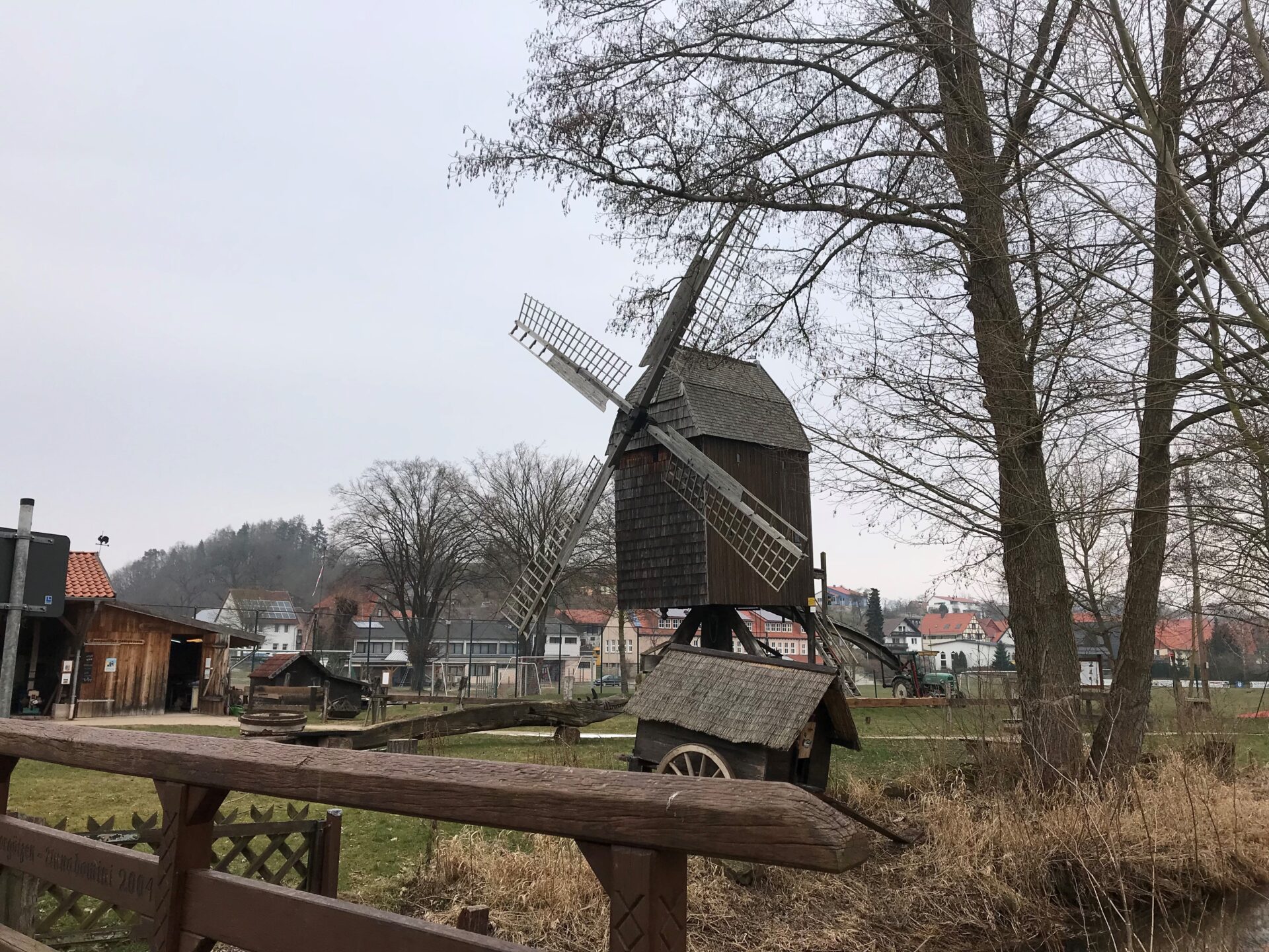 Wassermühle aus der Zeit um 1600 auf dem weitläufigen Gelände des Brotmuseums Ebergötzen.