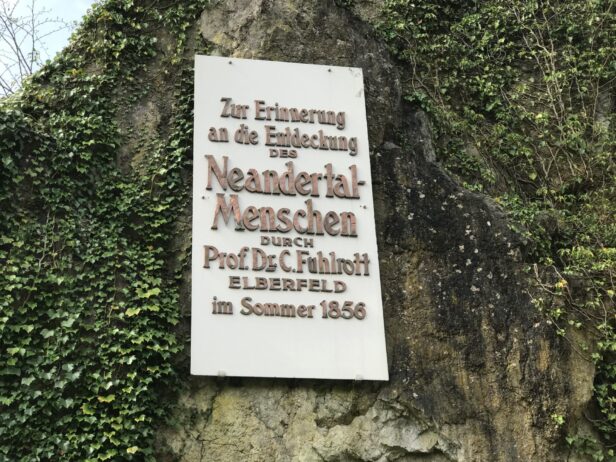 Erinnerungstafel an die Entdeckung des Neanderthal-Menschen durch Prof. Dr. C. Fuhlrott aus Elbefeld im Sommer 1856. Heute Freilichtmuseum.