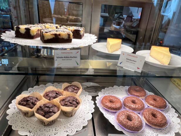 Neben zahlreichen Softdrinks und Kaffeespezialitäten bietet das Café der Phänomenta Lüdenscheid süße und deftige Snacks. Darf es dazu ein leckerer Muffin, ein Stück Kuchen oder eine Brezel sein?