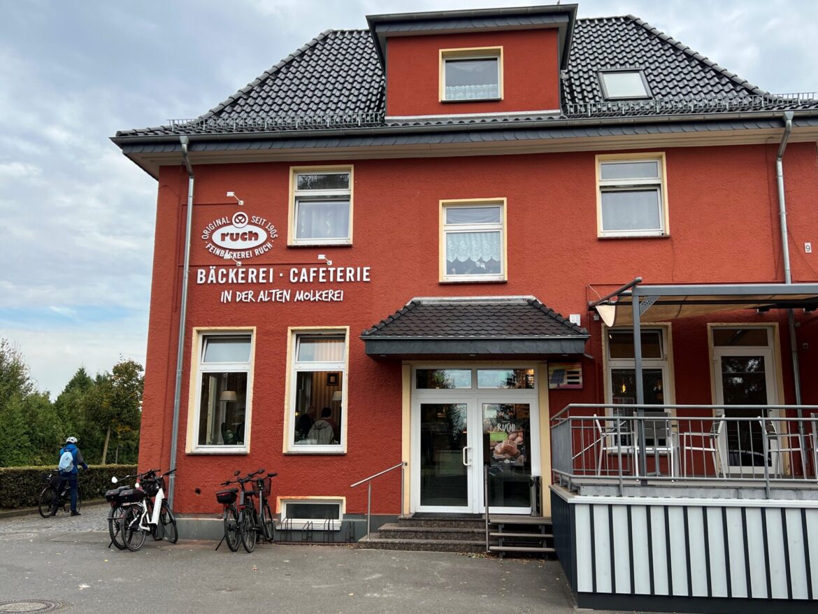 Außenansicht Ruch Bäckerei und Cafeteria "In der alten Molkerei" an der B27 in Gieboldehausen.