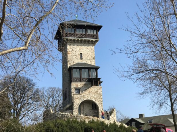Der Herzbergturm im Taunus ist, ebenso wie die in Sichtweite befindlichen Saalburg, ein beliebtes Ausflugsziel.