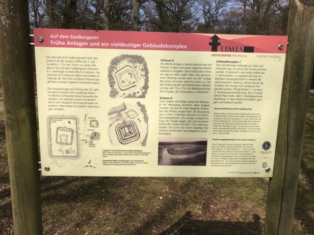 Saalburg-Rundweg führt vorbei an archäologischen Denkmälern und Rekonstruktionen. Informationstafeln machen den Weg zu einem informativen Erlebnis. 
