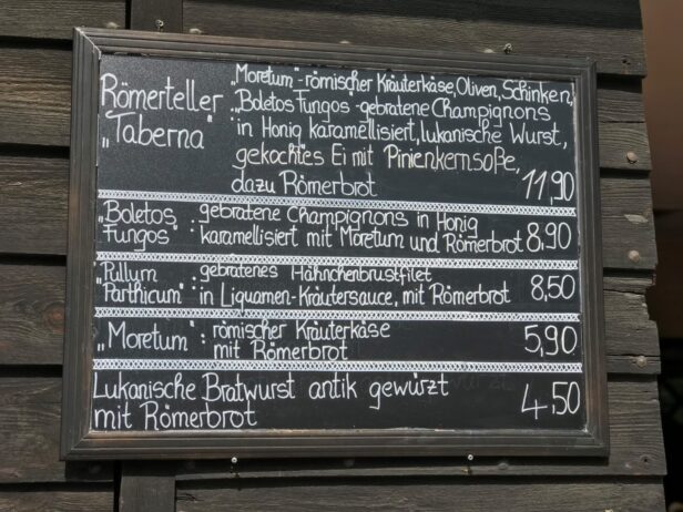 Speisekarte der Römer-Taverne im Römerkastell Saalburg (Sommer 2019).