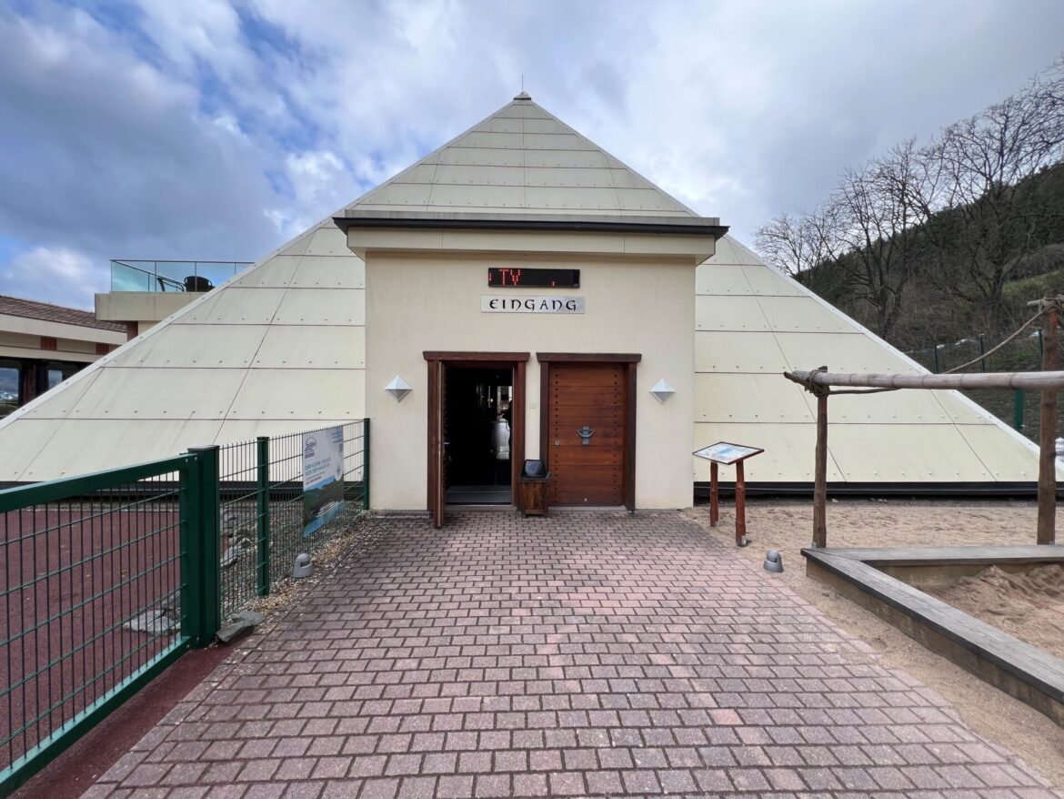 Sauerland-Pyramiden: Eingang Galileo-Park Lennestadt, der Wissenschafts- und Rätselpark im Sauerland