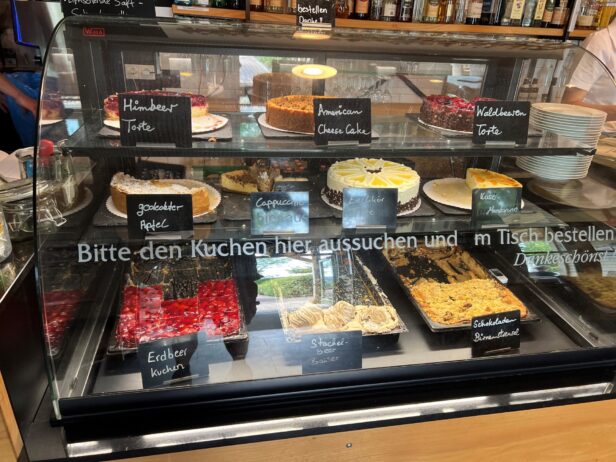 Große Kuchenauswahl im Café Aussichtsreich auf dem Burgberg in Bad Harzburg.