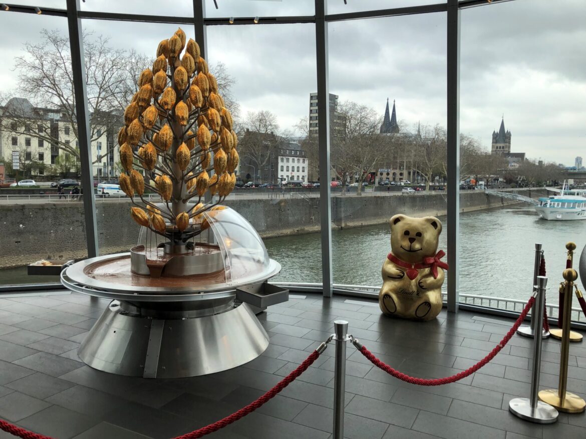 Der Schokoladenbrunnen – das Wahrzeichen des Schokoladenmuseums in Köln. Drei Meter hoch, mit 80 goldenen Kakaofrüchten verziert und stets mit 200 kg Schokolade gefüllt.