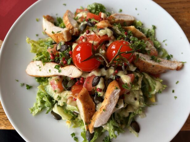Die Marienteichbaude bietet eine gute Auswahl an leckeren Salaten mit selbstgemachten Dressing aus heimischen Zutaten aus dem Harz.