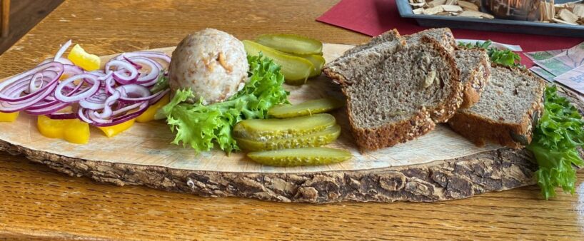 Marienteichbaude Harz. Schmalzbrot mit leckeren Brot aus der Harzer Landbäckerei mit Deko, angerichtet auf einem Holzbrett.
