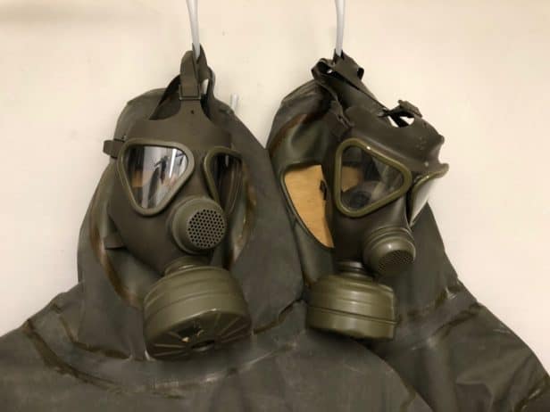 Gasmasken in der Dekontaminierungsabteilung