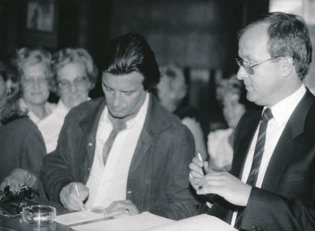 Pierre Brice zusammen mit Hotel-Direktor Kühn