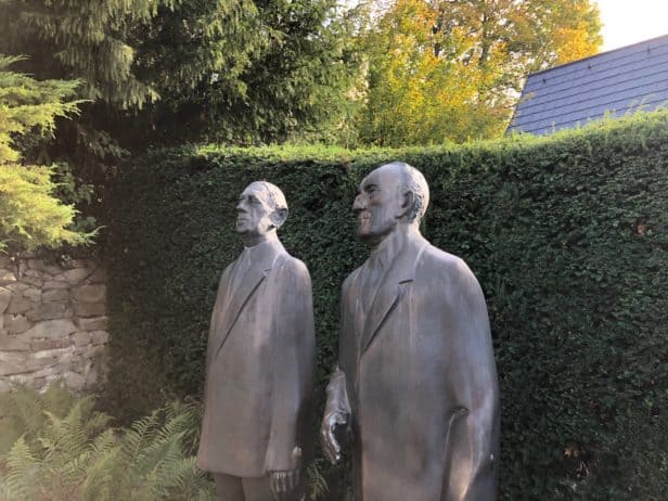 Standbild Adenauer im rückwärtigen Gartenbereich