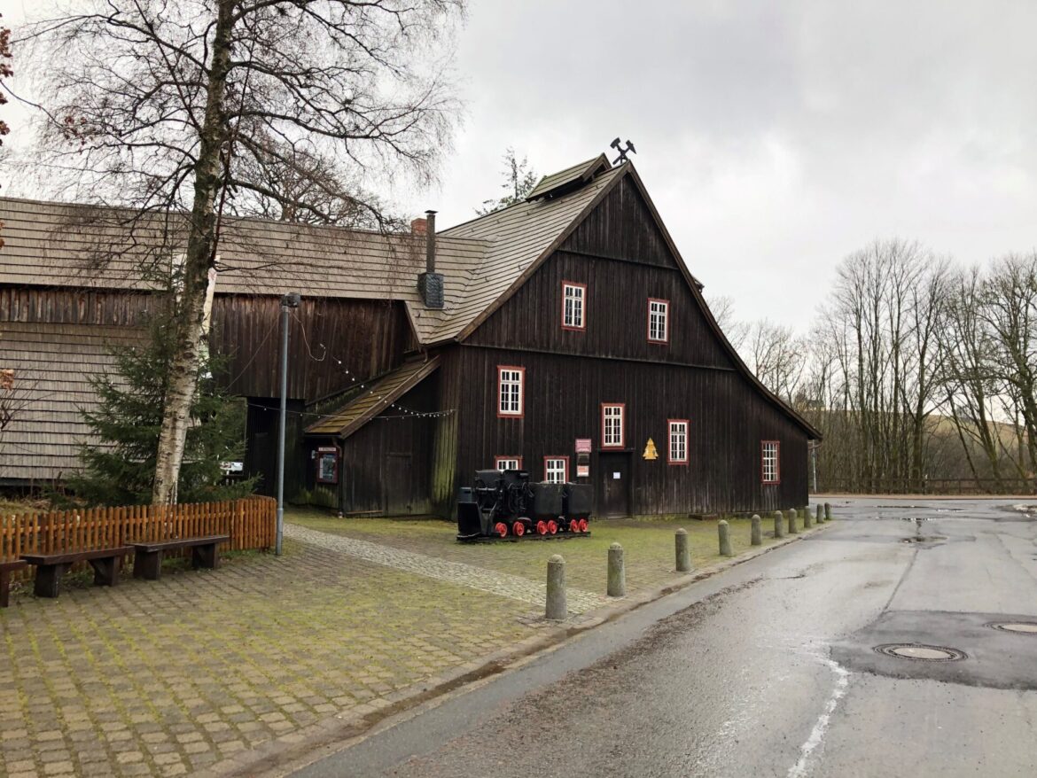 Das besondere Urlaubsziel im Harz: die Grube Samson Sankt Andreasberg. Außenansicht des Gebäudes.