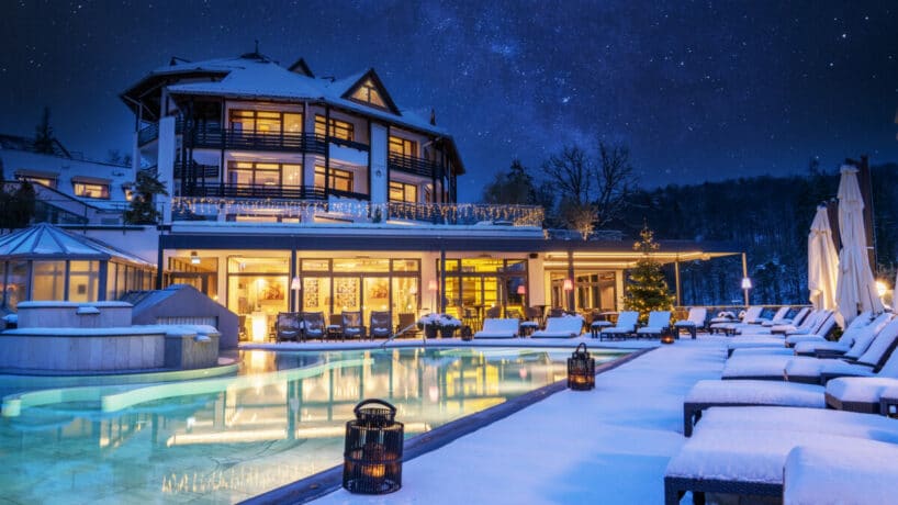 rowi außenpool laguna spa im schnee bei nacht copyright romantischer winkel.jpg