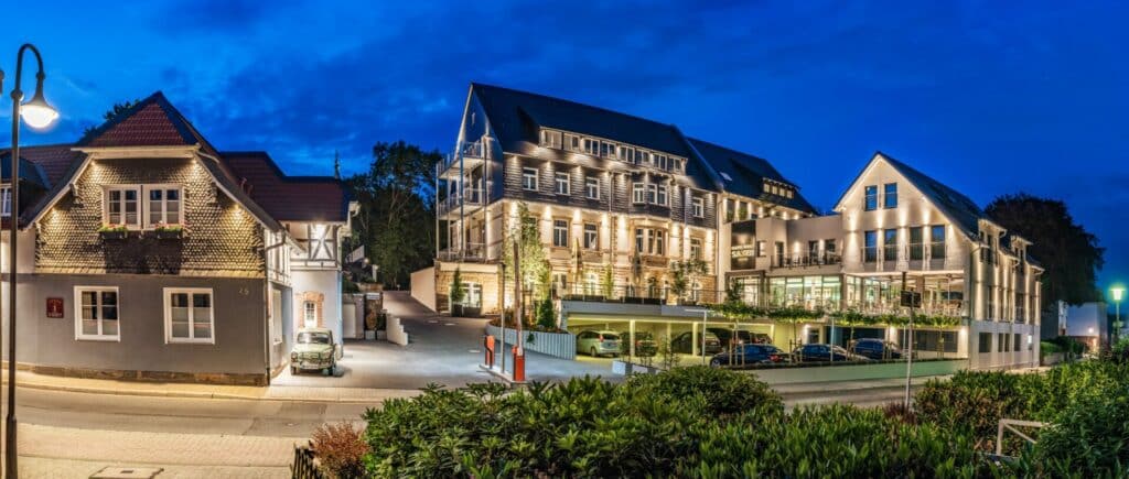 In der historischen UNESCO-Welterbestadt Goslar, wenige Meter von der Altstadt entfernt, werden Gäste in einem außergewöhnlichen
Gebäudeensemble – bestehend aus der historischen Villa SAXER mit einem harmonisch ergänzenden Neubau begrüßt.