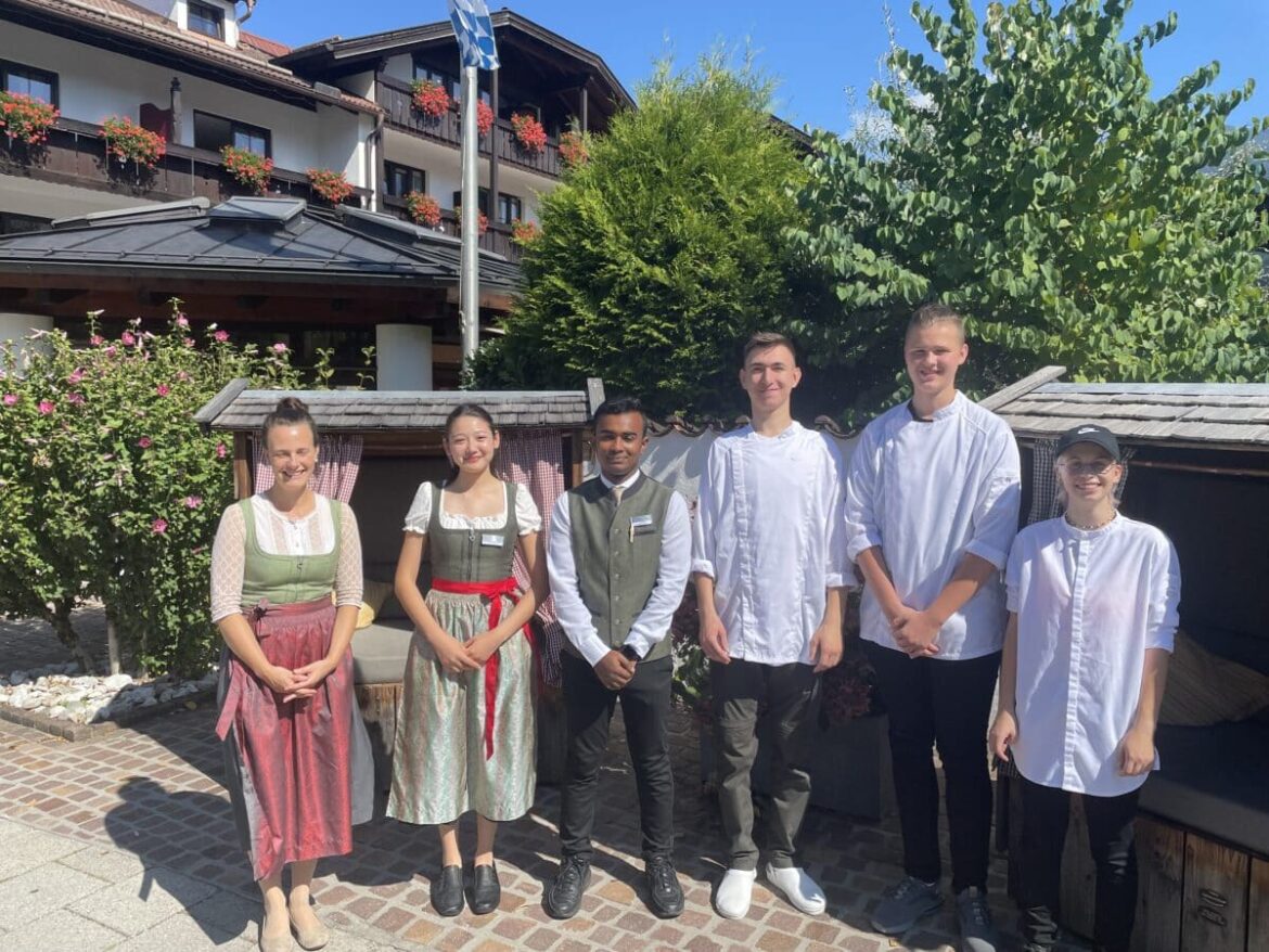 Hotel Zugspitze: Ausbildung: Mehr Bewerbungen als Stellen v.l. Ausbildungsleitung Michelle Wagner, Kamila Mashrapova (Kirgisistan), Tuhin Dewan (Bangladesh), Bohdan Omelianenko (Ukraine), Lucas Wehse (Farchant), Celina Luxenburger (Oberammergau) ©Hotel Zugspitze