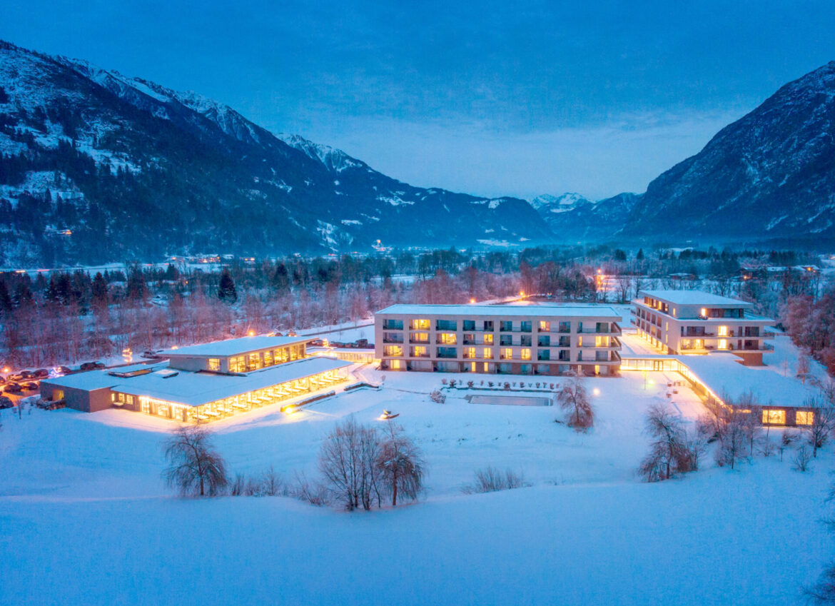 Blick auf das 5-Sterne Dolomitengolf Suites in Osttirol im Winter