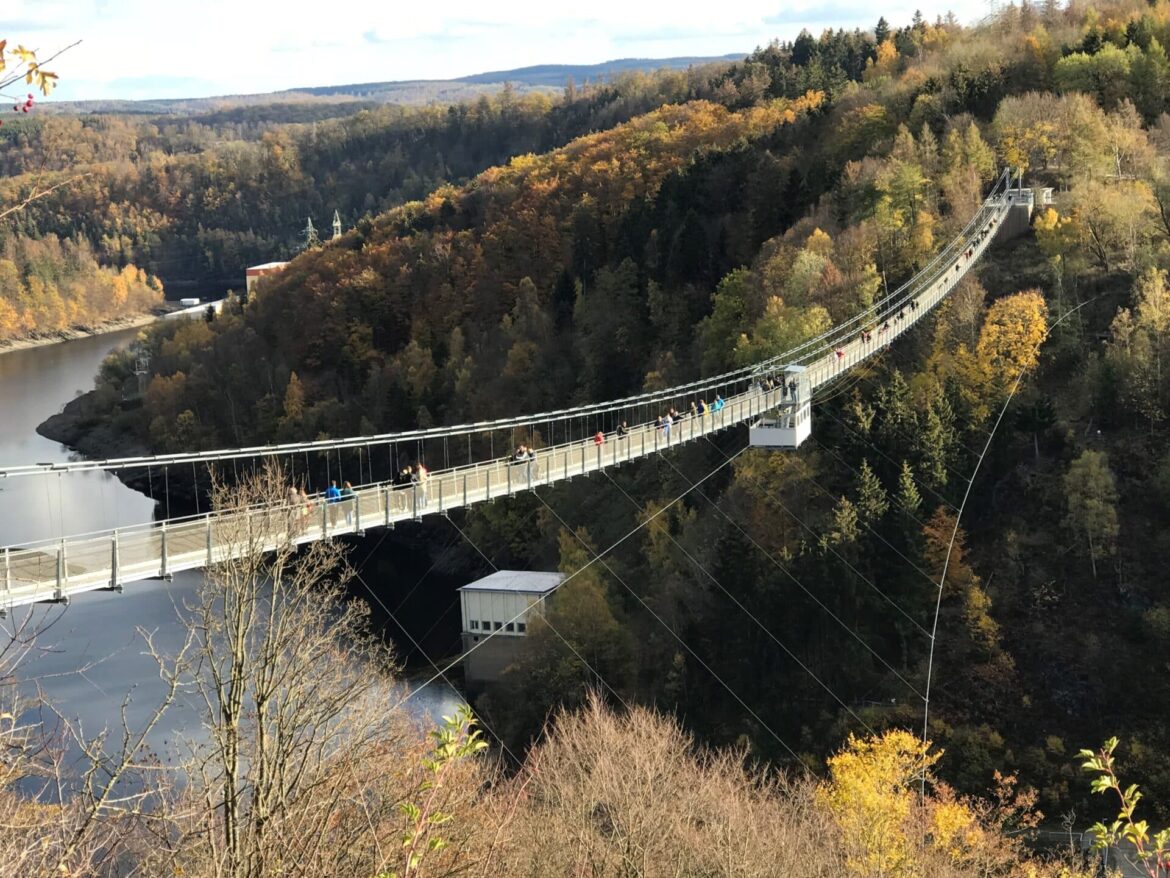 Action im Harz: Blick von der Hängeseilbrücke an der Rappbodetalsperre is Tal