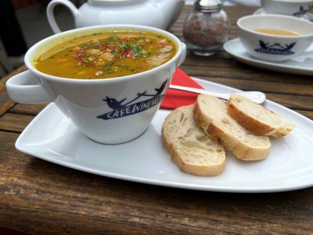 Herzhafte Suppe mit Einlage und scharfen Gewürzen: ein Klassiker auf der Karte des Café Winwuk in Bad Harzburg.