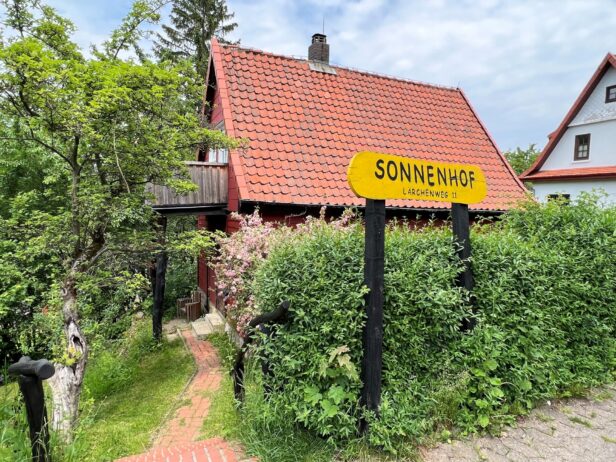 Der Sonnenhof im Lärchenweg, gegenüber dem Café Winuwuk gelegen. Einzigartiger Kunsthandel. Dort findet man immer das richtige Mitbringsel aus dem Harz.