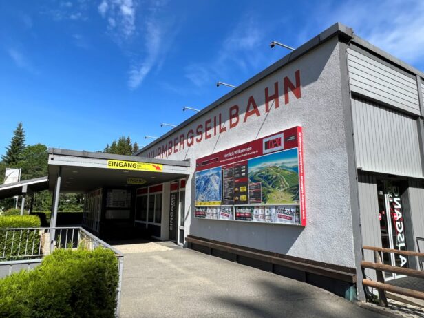 Start der kulinarischen Reise zum Rodelhaus in Braunlage. Der Eingang zur Wurmberg-Seilbahn.