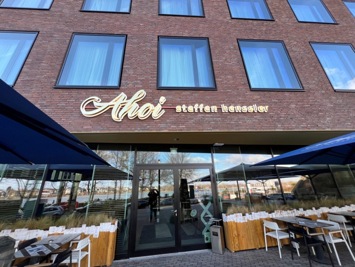 Außenansicht Restaurant Ahoi by Steffen Henssler in Bonn, direkt am Rhein gelegen.