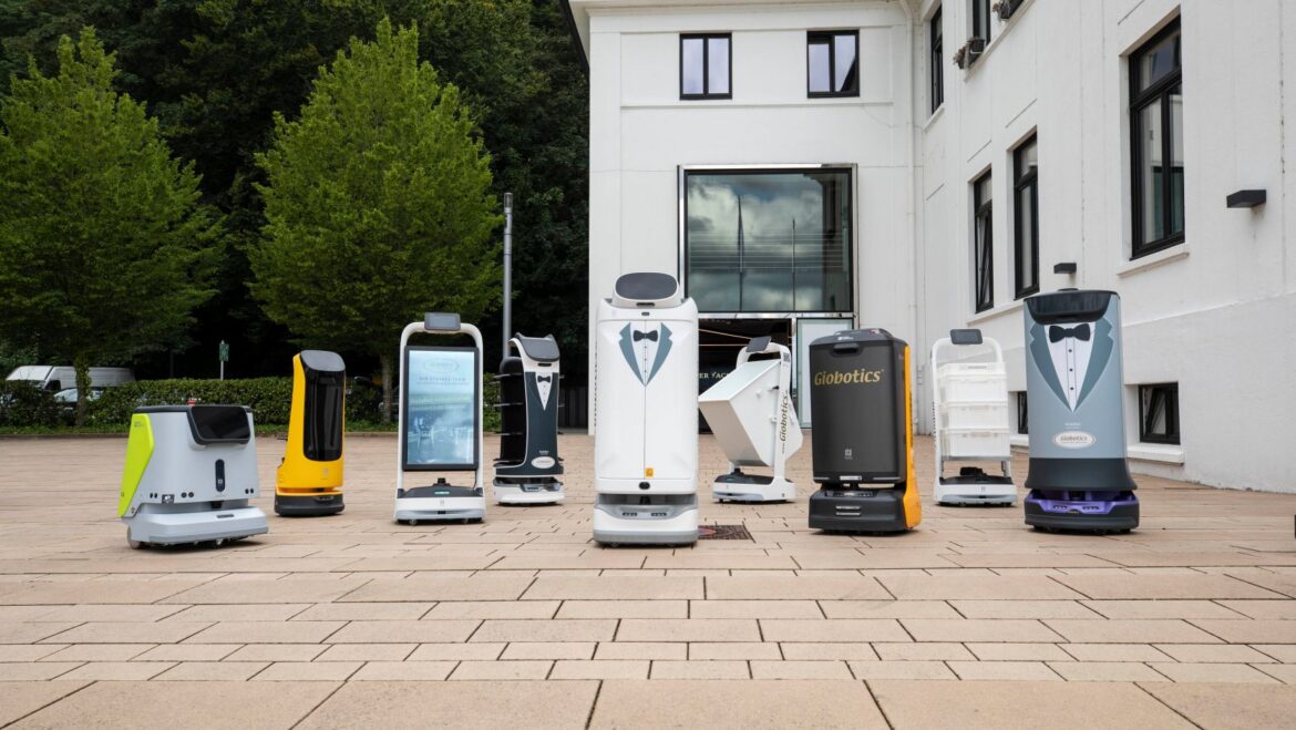 Rund 50 Giobotics-Roboter sind bei Event Hotels europaweit im Einsatz, von BellaBot bis HolaBot; u.a. die „Lore“ in Bochum