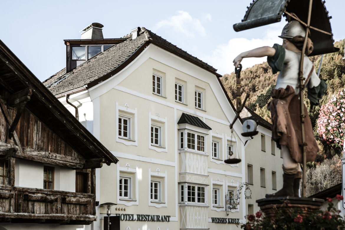 Seit 1871 ist das Weisse Kreuz im Zentrum des Südtiroler Dorfs Burgeis/Vinschgau in Besitz von Familie Theiner Foto: Hotel Weisses Kreuz/Daniel Zangerl