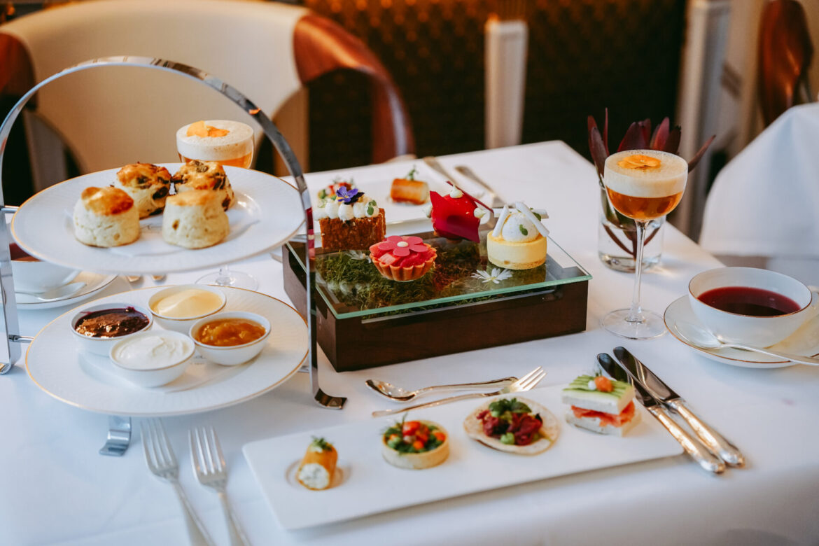 Der Afternoon Tea des Hotel Vier Jahreszeiten Kempinski in München überrascht passend zur Saison mit neuen kulinarischen Highlights