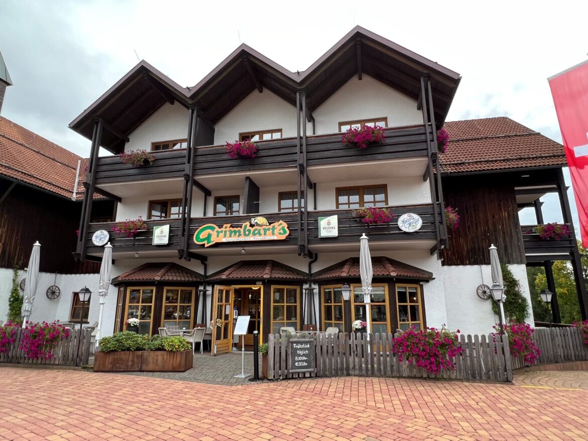 Außenansicht das Harzers "Dachs"-Restaurants Grimbart's in der City von Braunlage an der B27.