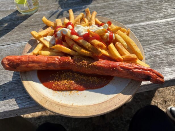 Die Currywurst mit hauseigener Soße und leckeren Pommes. Ein Highlight auf der Karte der Waldgaststätte Rodelhaus in Braunlage.