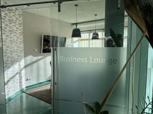 Das Lindner Hotel Am Wiesensee mit einer modernen Business-Lounge, für Besprechungen und Geschäftstermine.