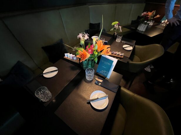Schön und dekorativ eingedeckte Tische im Müllers auf der Rü in Essen. Bild: Hoga-Redaktion
