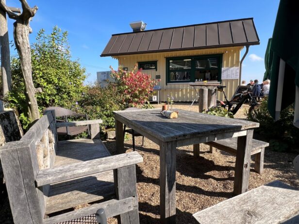 Holzbüdchen Rodelhaus Braunlage. Dort können Gäste ihre Essenbestellung aufgeben.