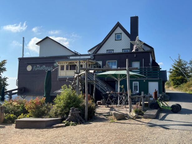 Wanderer und Gäste sind im Rodelhaus Braunlage herzlich willkommen. Blick auf das Haupthaus.