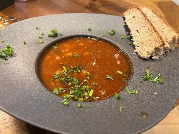 Neben Hähnchen bietet der Wienerwald auf Torfhaus im Harz auch allerlei andere, leckerer Gerichte, wie Gulasch-Suppe.