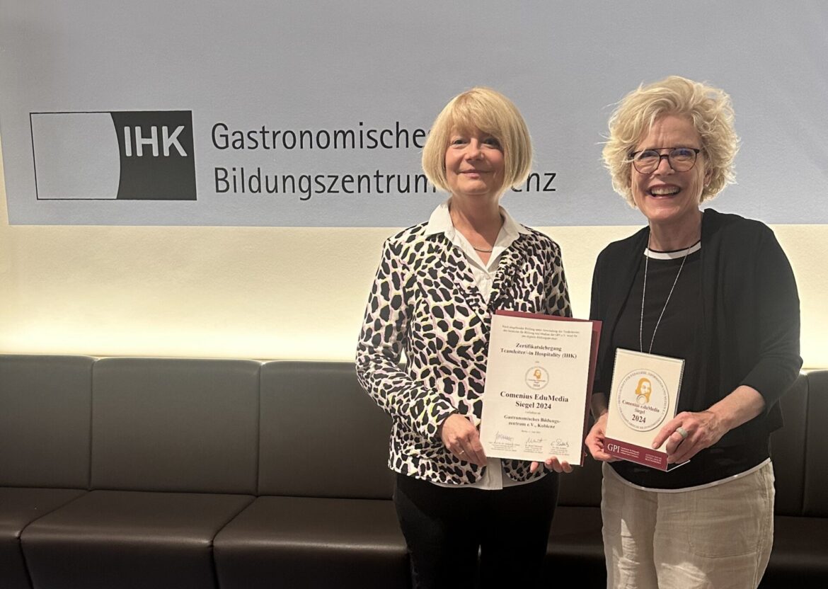 Dr. Sabine Dyas gratuliert Ester Pauly zum Comenius-EduMedia-Award Quelle: GBZ