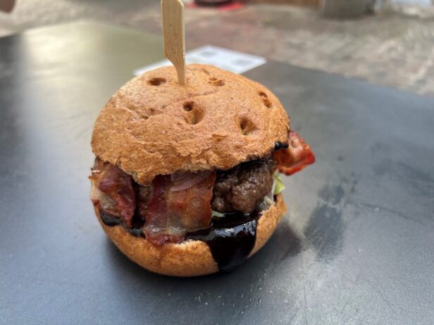 Barbecue Burger in der Burgerei Saarbrücken mit Bacon, Salat, Tomaten und Zwiebeln. hausgemachtere 