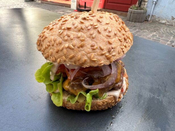 Chili Burger in der Burgerei in Saarbrücken mit Cheddar-Käse, Gurke, Zwiebeln und Chilichutny - nicht nur super lecker, sondern auch glutenfrei.