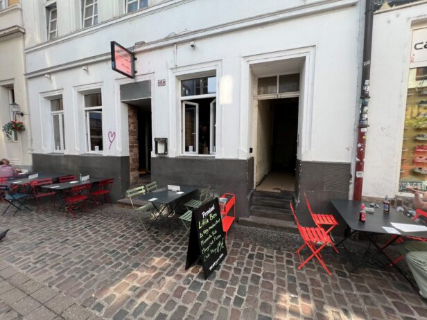 Das Restaurant „Die Burgerei“ in Saarbrücken mit Sitzplätzen vor der Tür.