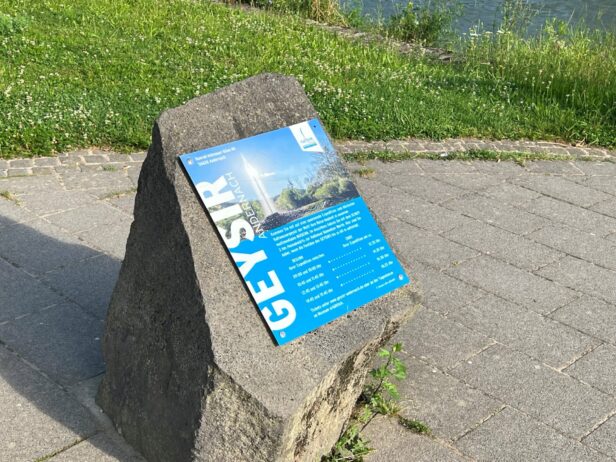 Abfahrtzeiten Schiff zum Geysir Andernach. Die Anlegestelle befindet sich schräg gegenüber des Geysir Museums.