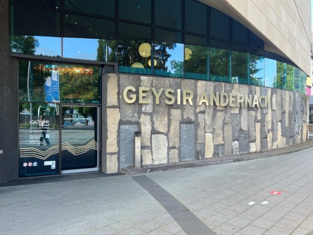 Eingang zum Geysir Museum in Andernach.