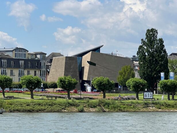 Blick auf das Geysir-Museum in Andernach, vom Rhein aus aufgenommen.