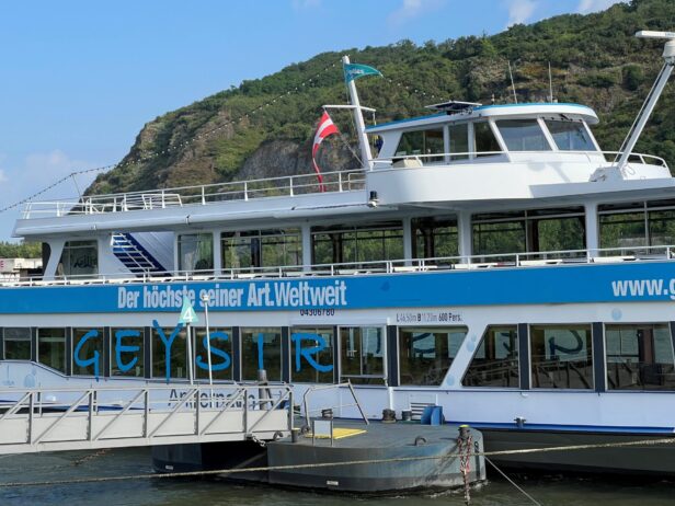 Nur mit dem Schiff kann man zum Geysir Andernach gelangen.