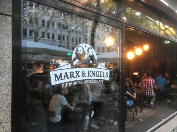 Außenansicht Marx & Engels - eines der besten Burger-Läden in Köln.
