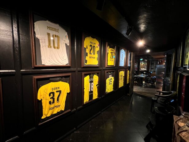 Kollektion BVB-Trikots im Rodizio Dortmund.