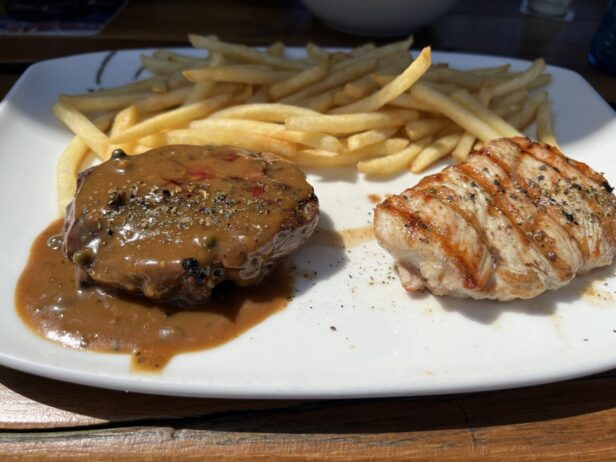 Das Mittagsmenü im Rodizio Dortmund ist lecker - Fleischteller mit Pommes.